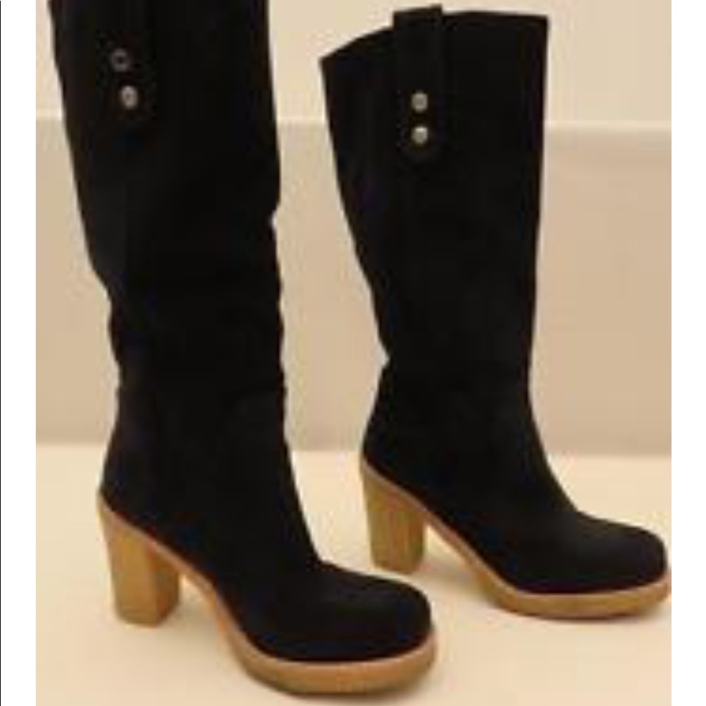 UGG Josie in black size 8